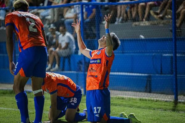 El Sportivo doblegó por 0-2 a la V Azulada y se posiciona segundo en la tabla