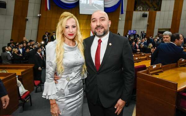Tickets de carga de combustibles embarran más a Arévalo y esposa - Política - ABC Color