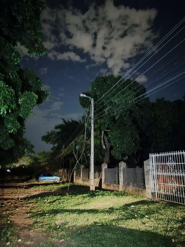 Vecinos de Loma Pyta denuncian falta de respuesta ante corte de energía eléctrica tras caída de árbol - Nacionales - ABC Color