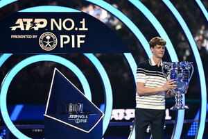 Versus / Sinner recibe el trofeo de N.1 mundial del tenis masculino