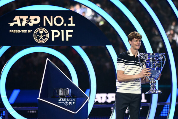 Versus / Sinner recibe el trofeo de N.1 mundial del tenis masculino
