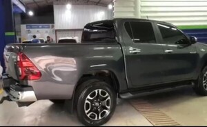 Hurtan camioneta frente a una vivienda en Boquerón II