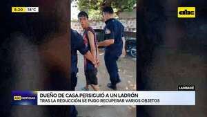Video: Persiguió al ladrón y tras reducirlo lo entregó a la policía  - ABC Noticias - ABC Color