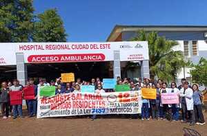 Con “brazos caídos” médicos del Hospital Regional de CDE reclaman reajuste salarial - La Clave