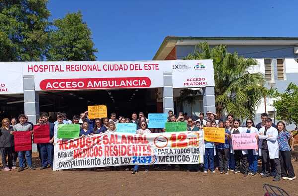 Con “brazos caídos” médicos del Hospital Regional de CDE reclaman reajuste salarial - La Clave