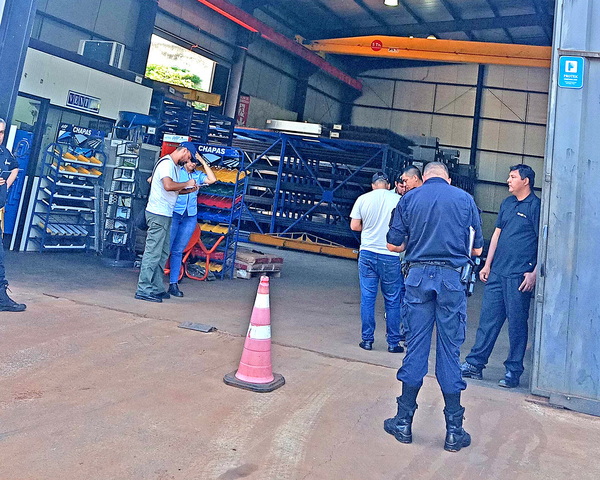 Delincuentes roban G. 10 millones y un revólver durante asalto a local comercial - La Clave