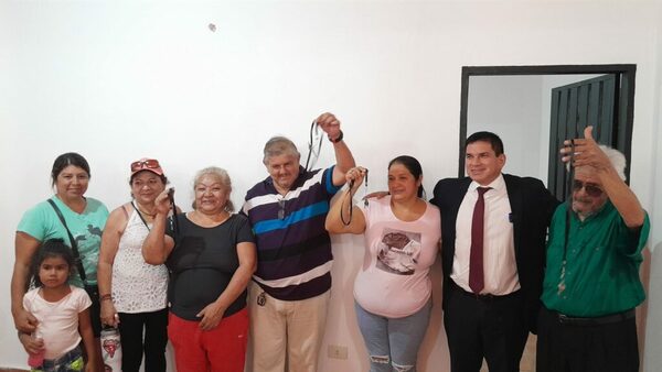 Sueño convertido en realidad: 4 familias de Chacarita Alta recibieron sus viviendas - ADN Digital