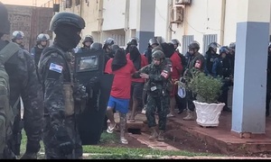 Operativo militar y policial traslada a 13 presos de alta peligrosidad a cárcel de máxima seguridad en Minga Guazú - OviedoPress