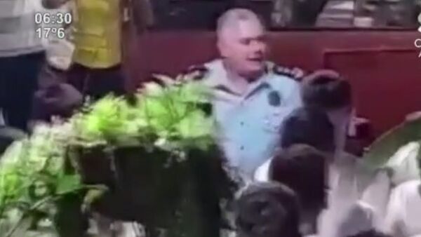 Captan en video a oficial aparentemente golpeando a alumnos en cursillo de ingreso a la Policía Nacional - SNT