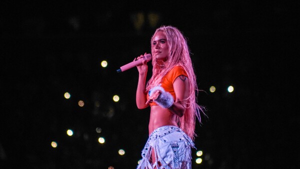 Karol G pide perdón por su nueva canción "+57", tachada de sexualizar a las menores