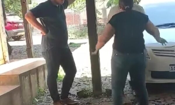 Jairo Gesing es increpado por su víctima de estafa