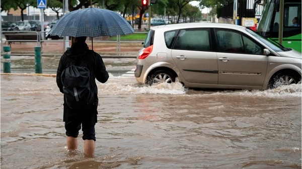 Emiten alerta naranja en Valencia por lluvias torrenciales