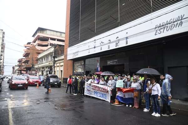 Aplazo masivo en concurso: examen fue una “trampa del MEC”, denuncian durante manifestación - Nacionales - ABC Color