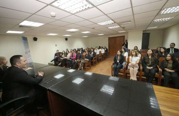 Alumnos de Universidad Columbia visitaron Palacio de Justicia de Asunción