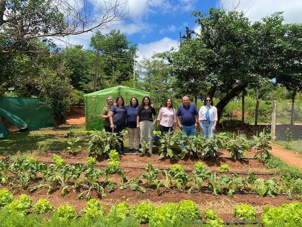 Niños dejan el lápiz y ponen “manos a la huerta”: innovadora propuesta educativa en Arroyos y Esteros - Nacionales - ABC Color