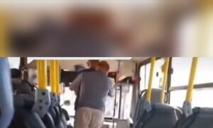 (VIDEO)Chofer de bus bajó a abuelito con empujones por no tener tarjeta