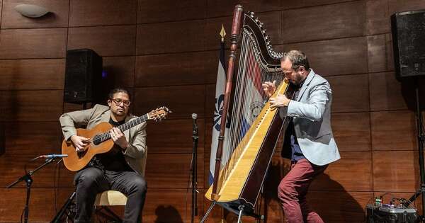 La Nación / Dúo de arpa y guitarra interpreta obras de médico cirujano