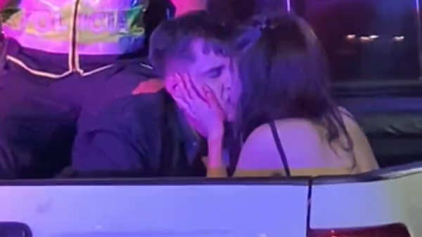 La historia detrás del beso en la carrocería de una patrullera