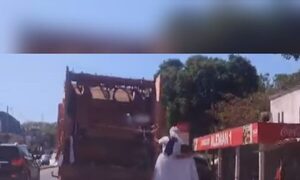 (VIDEO)Recolector de basura encontró vestido de novia y alegró al rollo recorriendo de blanco