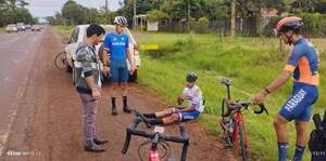 Ciclista resultó con lesiones tras ser rozado por un automóvil sobre la ruta PY06 - Nacionales - ABC Color