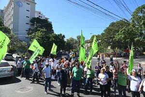 Anuncian movilizaciones y cortes de ruta en todo el país contra ley de carrera civil - Política - ABC Color