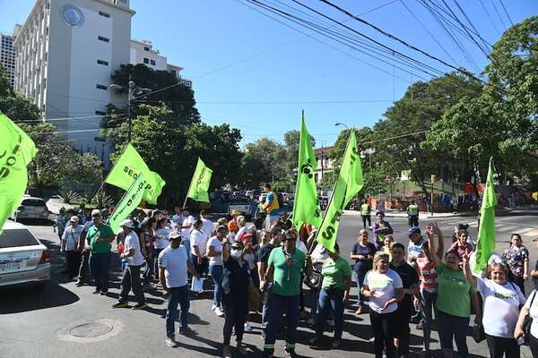 Anuncian movilizaciones y cortes de ruta en todo el país contra ley de carrera civil - Política - ABC Color
