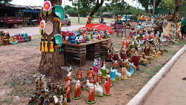 Vendedores de pesebres y decoraciones artesanales en la Avenida Eligio Ayala