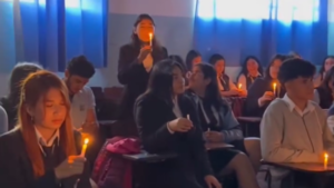 Lo vi en redes | ÚLTIMA VEZ QUE DIRÁN “PRESENTE”: ALUMNOS APAGAN VELA TRAS LLAMADA DE LISTA