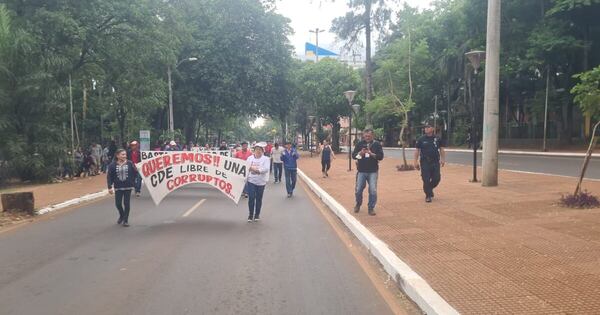 La Nación / Ciudadanos retomaron manifestación para pedir destitución de Miguel Prieto