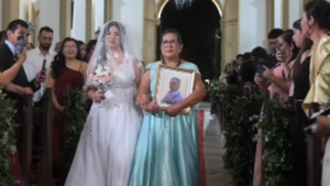 Novia caminó al altar con la foto de su padre fallecido
