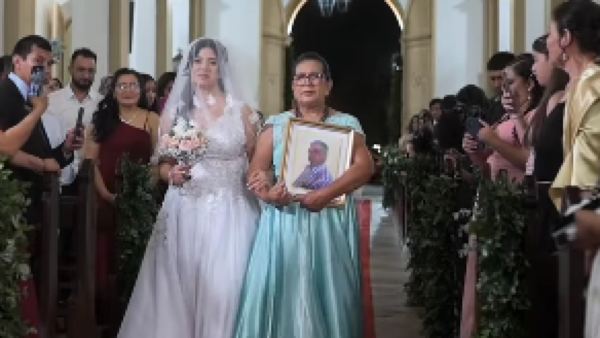 Novia caminó al altar con la foto de su padre fallecido