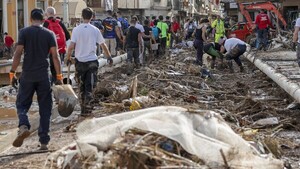 Felipe VI anuncia que sus visitas a zonas afectadas por el temporal serán "una constante"