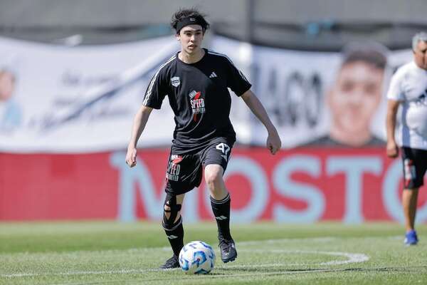 “Falta de respeto”: indignación en el fútbol argentino por el debut de un influencer - Fútbol - ABC Color