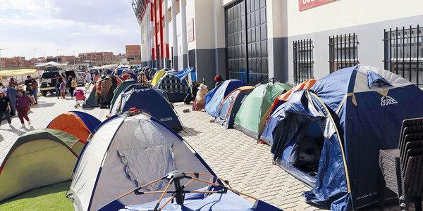 Versus / ¡Hinchas acampan por una entrada para el partido entre Bolivia y Paraguay!