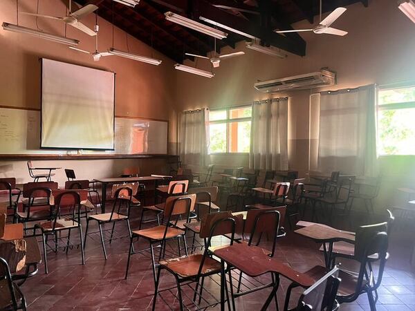 “Los jóvenes paraguayos nos queremos ir de Paraguay”, afirma estudiante tras denunciar corte de luz eléctrica en aula de la UNA - Nacionales - ABC Color