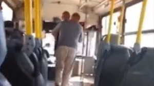 Chofer baja a la fuerza a abuelito que no tenía tarjeta para pagar pasaje