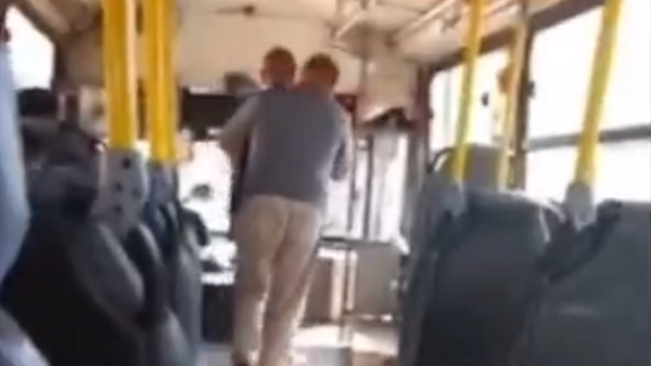 Chofer baja a la fuerza a abuelito que no tenía tarjeta para pagar pasaje