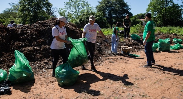 Coca Cola Paresa apoyó jornada de recuperación de la plaza 15 de mayo en Ñemby