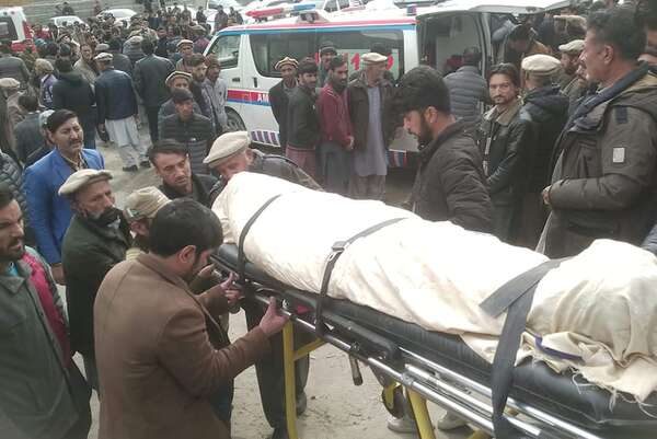 Mueren 27 personas ahogadas al caer autobús en un río en Pakistán - Mundo - ABC Color