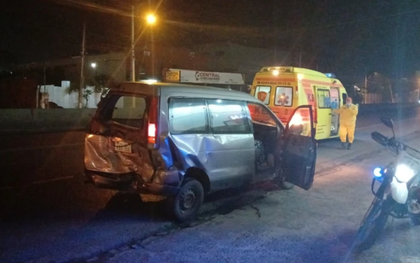 Accidente en Capiatá: Furgón fue embestido al reducir velocidad por lomada