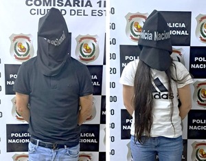 Cae pareja chilena tras robar celular de alta gama de una tienda en CDE - La Clave