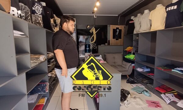 Delincuentes vacían local comercial en Franco