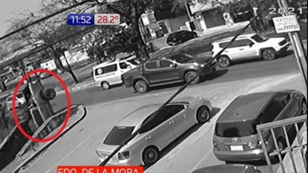 Insólito: Camioneta cae «de cabeza» a un desagüe