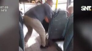 Chofer baja a la fuerza a un anciano - SNT