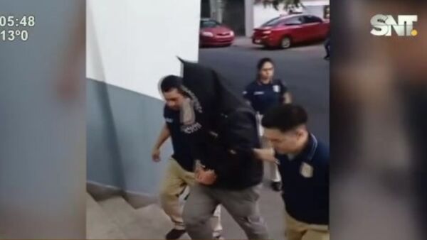 Empleado detenido por el presunto robo de más de 400 celulares - SNT