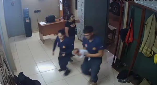 Bombero salva la vida a un bebé de un mes que se asfixiaba - Noticiero Paraguay