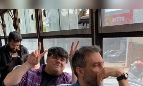 (VIDEO)Embajador viajó en bus hasta el mercado 4 para farra de cumple del Rey Carlos III