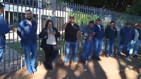 Funcionarios de la ANDE que exigen destitución del jefe Regional se mantienen movilizados