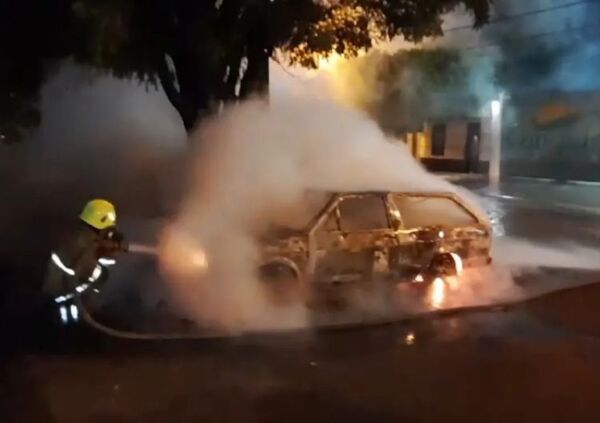 Cortocircuito ocasiona el incendio de un automóvil