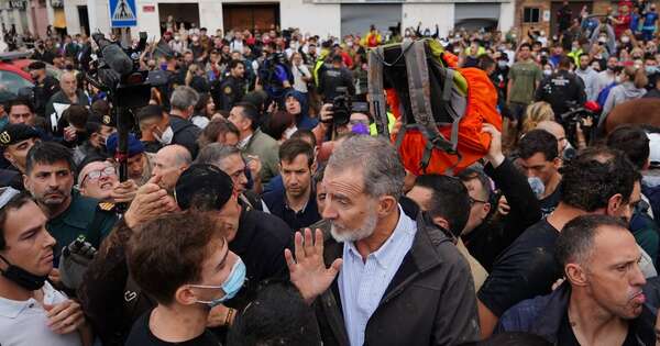 La Nación / Tras abucheo y barro en primera visita, los reyes de España volverán a Valencia